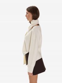 ERIKA CAVALLINI Maglione scollo a v con sciarpetta Panna