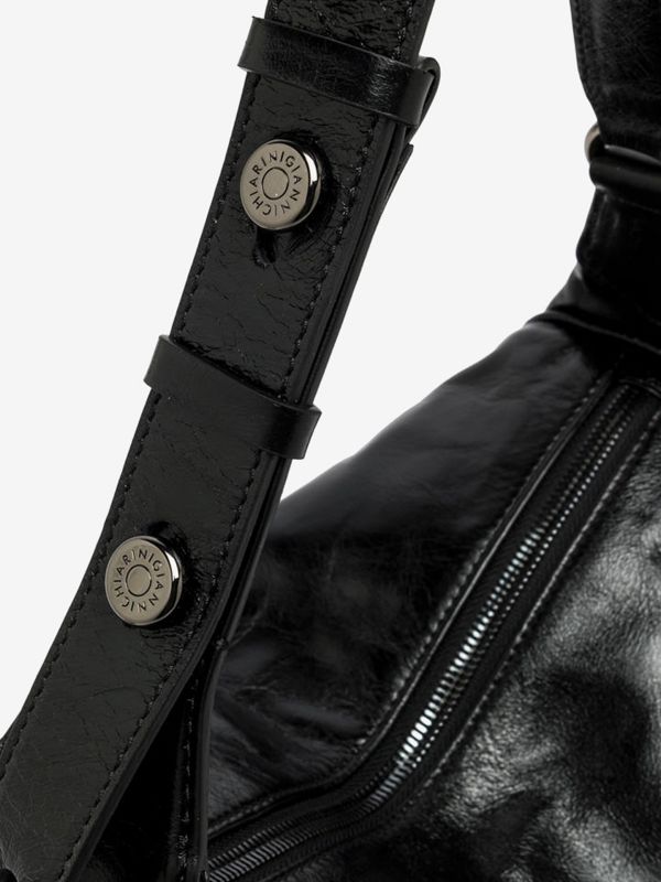 GIANNI CHIARINI Charlotte: mezzaluna pelle effetto stropicciato Nero