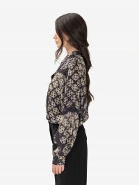 MOMONI' Blusa m/l seta scollo a v fondo nero con fiori bianchi 