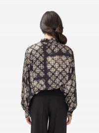 MOMONI' Blusa m/l seta scollo a v fondo nero con fiori bianchi 